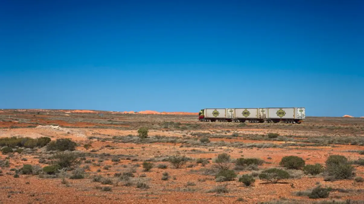 Descubra a cidade subterrânea de Coober Pedy, onde a humanidade adaptou-se às condições adversas do deserto australiano, construindo casas e edifícios sob a terra para escapar do calor extenso.
