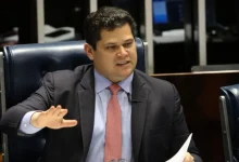 Davi Alcolumbre, presidente do Senado Federal, trabalha em projeto para restringir a intervenção do Supremo Tribunal Federal em decisões do Congresso Nacional, estabelecendo limites claros para proteger a autonomia do Legislativo.
