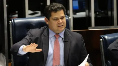 Davi Alcolumbre, presidente do Senado Federal, trabalha em projeto para restringir a intervenção do Supremo Tribunal Federal em decisões do Congresso Nacional, estabelecendo limites claros para proteger a autonomia do Legislativo.