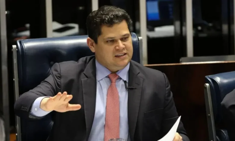 Davi Alcolumbre, presidente do Senado Federal, trabalha em projeto para restringir a intervenção do Supremo Tribunal Federal em decisões do Congresso Nacional, estabelecendo limites claros para proteger a autonomia do Legislativo.