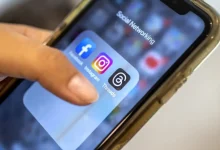Meta Platforms suspende anúncios políticos, eleitorais e de temas sociais a partir de outubro devido a novas regras da UE sobre transparência em publicidade. A empresa argumenta que as regras prejudicam a experiência dos usuários e dos anunciantes, mas a UE investiga a Meta por falhas na contenção da desinformação.