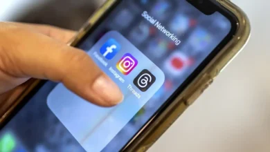 Meta Platforms suspende anúncios políticos, eleitorais e de temas sociais a partir de outubro devido a novas regras da UE sobre transparência em publicidade. A empresa argumenta que as regras prejudicam a experiência dos usuários e dos anunciantes, mas a UE investiga a Meta por falhas na contenção da desinformação.
