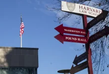 A autoridade americana ordena que a universidade Harvard entregue documentos de estudantes estrangeiros, após suspeita de trabalho ilegal nos EUA, garantindo cumprimento de normas estadunidenses e europeias e proteção aos estudantes.