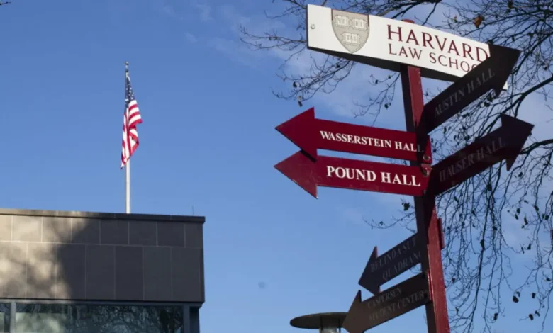 A autoridade americana ordena que a universidade Harvard entregue documentos de estudantes estrangeiros, após suspeita de trabalho ilegal nos EUA, garantindo cumprimento de normas estadunidenses e europeias e proteção aos estudantes.