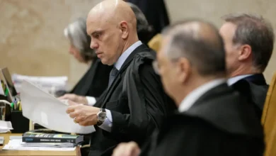 Análise de 83% dos processos contra deputados no STF envolvem adversários políticos da esquerda, revelando um panorama de criminalização política, discriminação e repressão contra opositores do governo.