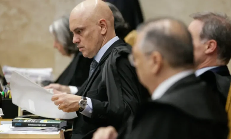 Análise de 83% dos processos contra deputados no STF envolvem adversários políticos da esquerda, revelando um panorama de criminalização política, discriminação e repressão contra opositores do governo.