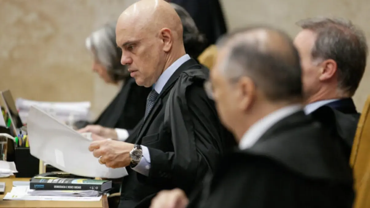 Análise de 83% dos processos contra deputados no STF envolvem adversários políticos da esquerda, revelando um panorama de criminalização política, discriminação e repressão contra opositores do governo.