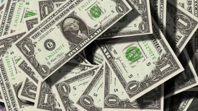Crisis comercial entre EUA e Canadá: o presidente Trump impõe tarifas de 35% sobre importações canadenses, alegando que o país não cumpriu com obrigações comerciais, ameaçando escalada da crise e consequências negativas para comércio internacional e economia global.