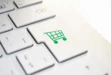 Pirataria em plataformas de comércio eletrônico: grupo norte-americano pede ao OMC medidas para combater venda de produtos falsificados e inferiores, protegendo interesses das empresas e consumidores.