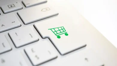 Pirataria em plataformas de comércio eletrônico: grupo norte-americano pede ao OMC medidas para combater venda de produtos falsificados e inferiores, protegendo interesses das empresas e consumidores.