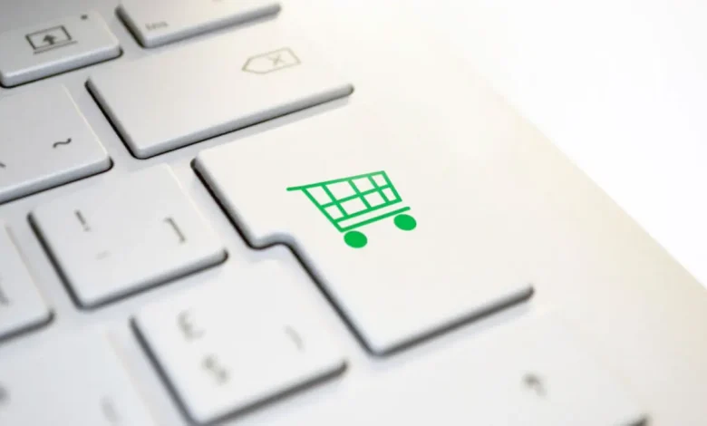 Pirataria em Plataformas de Comércio Eletrônico 1 Pirataria em plataformas de comércio eletrônico: grupo norte-americano pede ao OMC medidas para combater venda de produtos falsificados e inferiores, protegendo interesses das empresas e consumidores.