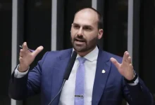 Eduardo Bolsonaro afirma que Donald Trump pode aplicar a Lei Magnitsky ao ministro Alexandre de Moraes, além da revogação do visto americano. A medida, que inclui congelamento de bens e restrições financeiras, se soma à escalada de tensão entre Brasil e EUA após a imposição de tarifas de 50% sobre produtos brasileiros.