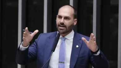 Eduardo Bolsonaro afirma que Donald Trump pode aplicar a Lei Magnitsky ao ministro Alexandre de Moraes, além da revogação do visto americano. A medida, que inclui congelamento de bens e restrições financeiras, se soma à escalada de tensão entre Brasil e EUA após a imposição de tarifas de 50% sobre produtos brasileiros.