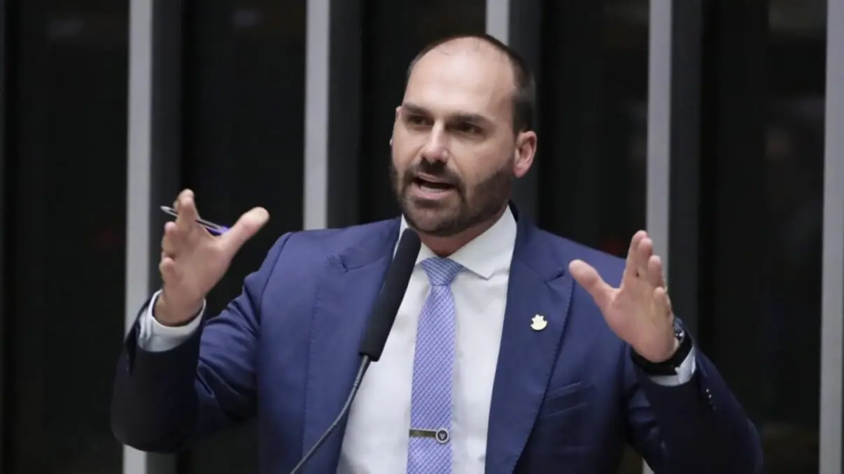 Eduardo Bolsonaro afirma que Donald Trump pode aplicar a Lei Magnitsky ao ministro Alexandre de Moraes, além da revogação do visto americano. A medida, que inclui congelamento de bens e restrições financeiras, se soma à escalada de tensão entre Brasil e EUA após a imposição de tarifas de 50% sobre produtos brasileiros.