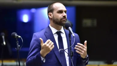 Eduardo Bolsonaro, filho de Jair Bolsonaro, está no centro de uma polêmica envolvendo aumento de tarifas imposto pelo governo dos EUA, que poderia levar a uma sobretaxação de 50% sobre produtos brasileiros exportados.