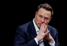 Elon Musk ordenou a SpaceX para interromper o Starlink em regiões ucranianas estratégicas, como Kherson, impactando a comunicação militar e civil. A decisão gerou polêmica e debate sobre as consequências para a guerra na Ucrânia.