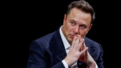 Elon Musk ordenou a SpaceX para interromper o Starlink em regiões ucranianas estratégicas, como Kherson, impactando a comunicação militar e civil. A decisão gerou polêmica e debate sobre as consequências para a guerra na Ucrânia.