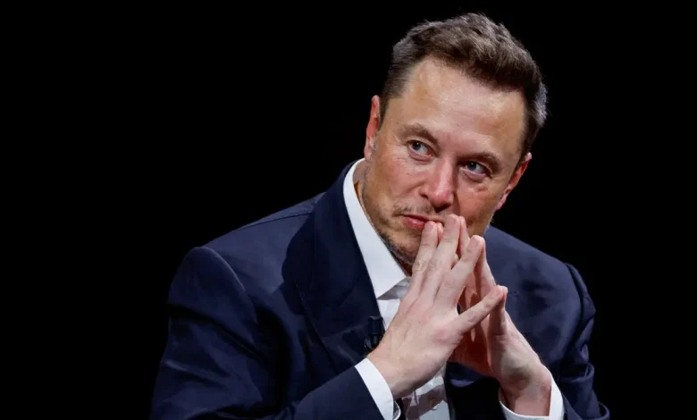 SpaceX Interrompe Starlink em Ucrânia, Criando Polêmica 1 Elon Musk ordenou a SpaceX para interromper o Starlink em regiões ucranianas estratégicas, como Kherson, impactando a comunicação militar e civil. A decisão gerou polêmica e debate sobre as consequências para a guerra na Ucrânia.