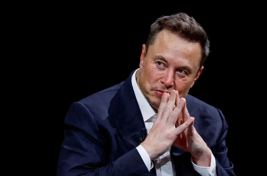 Elon Musk ordenou a SpaceX para interromper o Starlink em regiões ucranianas estratégicas, como Kherson, impactando a comunicação militar e civil. A decisão gerou polêmica e debate sobre as consequências para a guerra na Ucrânia.