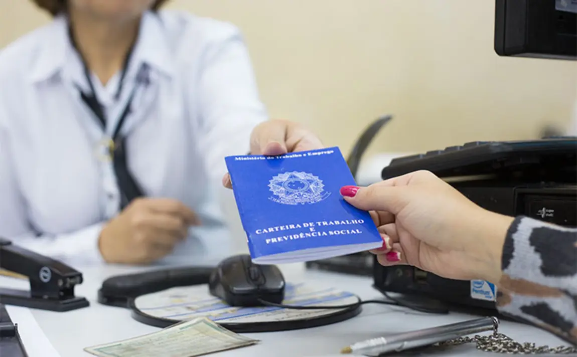 Secretaria de Desenvolvimento Econômico de São Paulo celebra o Dia do Recepcionista com programas de qualificação e vagas de emprego. Qualifica SP, PAT e Trampolim oferecem cursos gratuitos e oportunidades para ascensão profissional.