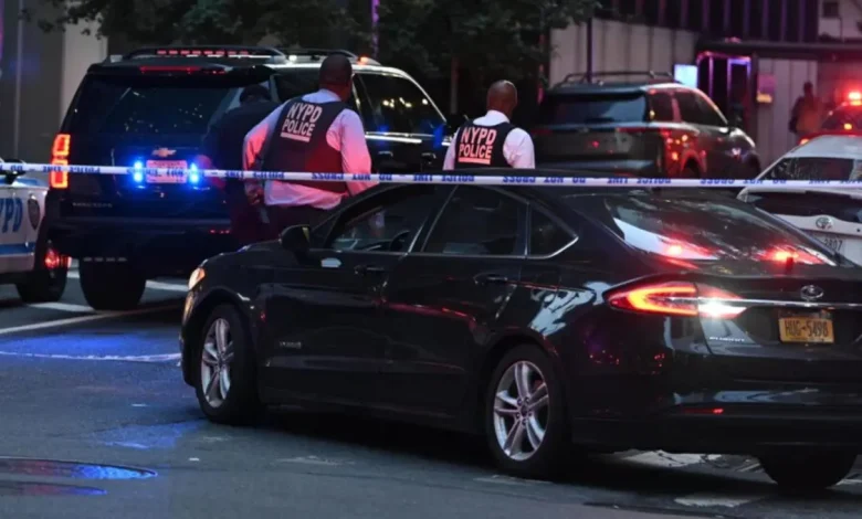 Tiroteio em Manhattan: 4 mortos, incluindo policial, alvo era sede da NFL 1 Tiroteio fatal em Manhattan: atirador visava sede da NFL, 4 mortos incluindo policial. Investigações apontam para nota do agressor aludindo à encefalopatia traumática crônica.