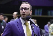 Ministro Alexandre de Moraes abre inquérito contra deputado Filipe Barros por supostas articulações para aplicar sanções contra ele nos EUA. A denúncia envolve reuniões com diplomatas e empresários, visando pressionar o governo americano.