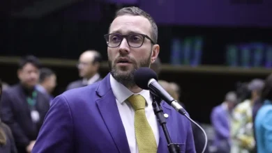 Ministro Alexandre de Moraes abre inquérito contra deputado Filipe Barros por supostas articulações para aplicar sanções contra ele nos EUA. A denúncia envolve reuniões com diplomatas e empresários, visando pressionar o governo americano.