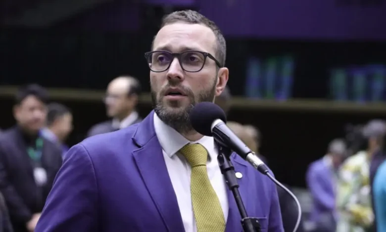 Moraes abre inquérito contra Filipe Barros por supostas articulações contra ele nos EUA 1 Ministro Alexandre de Moraes abre inquérito contra deputado Filipe Barros por supostas articulações para aplicar sanções contra ele nos EUA. A denúncia envolve reuniões com diplomatas e empresários, visando pressionar o governo americano.