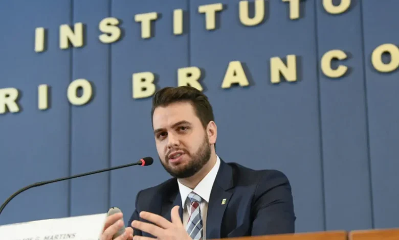 Alexandre de Moraes mantém interrogatório de Filipe Martins para 8 de janeiro 1 O ministro do STF Alexandre de Moraes mantém data do interrogatório do jornalista Filipe Martins, prevista para 8 de janeiro, apesar da defesa alegar prazo insuficiente para preparação adequada.