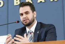 Advogado apresenta recurso jurídico inédito para cancelar audiências em caso de Filipe Martins, empresário investigado por crimes financeiros. A Justiça decide se cancelamento é justificado, dividindo opinião pública sobre investigação e inocência de acusado.