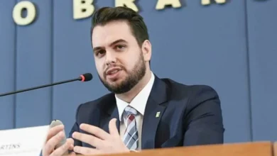 Ministro do Senado surpreende imprensa com declaração de "risco de tumulto" processual, gerando reações divergentes e especulação sobre sua motivação e a verdade por trás da cena.