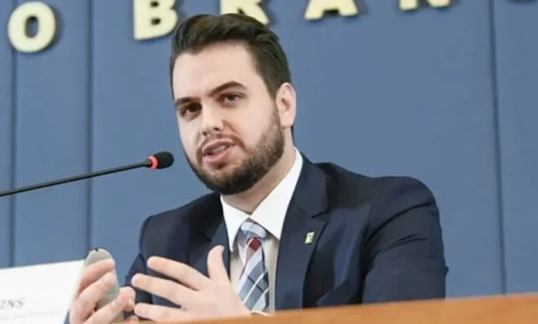 Ministro do Senado surpreende imprensa com declaração de "risco de tumulto" processual, gerando reações divergentes e especulação sobre sua motivação e a verdade por trás da cena.