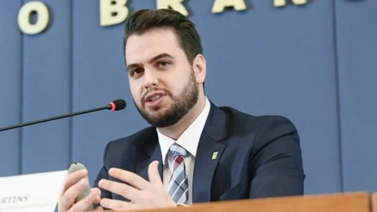 Ministro do Senado surpreende imprensa com declaração de "risco de tumulto" processual, gerando reações divergentes e especulação sobre sua motivação e a verdade por trás da cena.