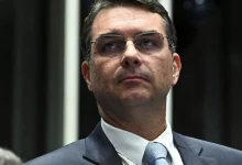 O líder do Partido Liberal do Rio de Janeiro, Flávio Bolsonaro, critica proposta de taxação de 50% apresentada pelos EUA ao Brasil, afirmando que tem viés político e pode afetar negativamente o comércio e a economia brasileira.