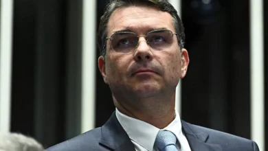 O líder do Partido Liberal do Rio de Janeiro, Flávio Bolsonaro, critica proposta de taxação de 50% apresentada pelos EUA ao Brasil, afirmando que tem viés político e pode afetar negativamente o comércio e a economia brasileira.