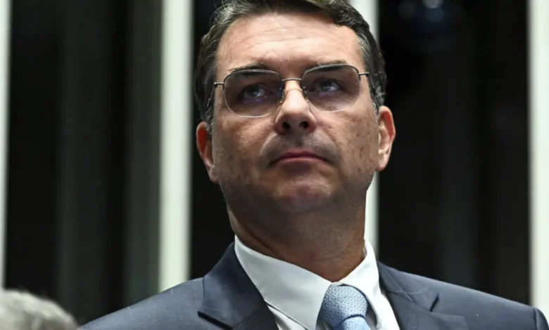 O líder do Partido Liberal do Rio de Janeiro, Flávio Bolsonaro, critica proposta de taxação de 50% apresentada pelos EUA ao Brasil, afirmando que tem viés político e pode afetar negativamente o comércio e a economia brasileira.