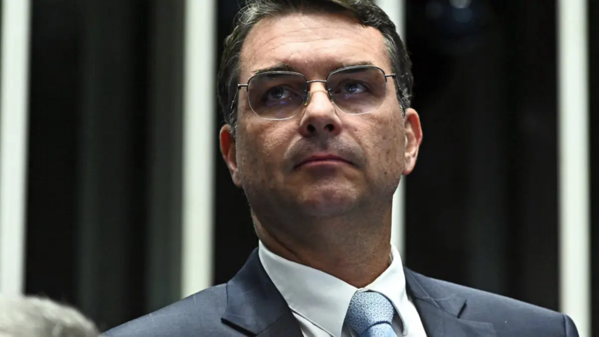 O líder do Partido Liberal do Rio de Janeiro, Flávio Bolsonaro, critica proposta de taxação de 50% apresentada pelos EUA ao Brasil, afirmando que tem viés político e pode afetar negativamente o comércio e a economia brasileira.