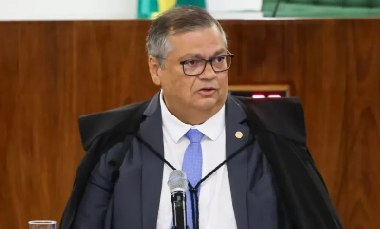 Brazilian politics marked by controversy: Supremo Tribunal Federal considers arquivement of action against Jair Bolsonaro, sparking debate on alleged US President Donald Trump's interference and possible coup attempt.