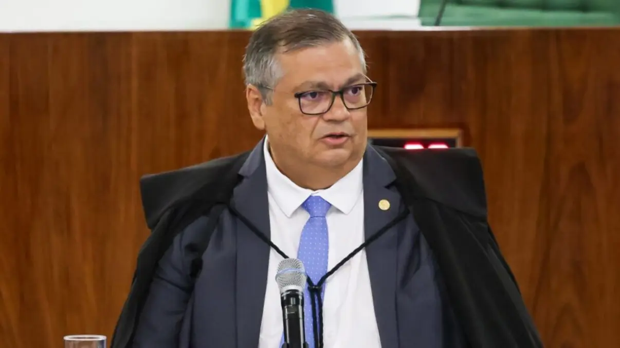 Brazilian politics marked by controversy: Supremo Tribunal Federal considers arquivement of action against Jair Bolsonaro, sparking debate on alleged US President Donald Trump's interference and possible coup attempt.