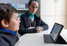 A inteligência artificial (IA) transforma a educação brasileira, mas exige reflexão. O Relatório de Desenvolvimento Humano da ONU destaca o potencial da IA para personalizar o aprendizado, mas alerta para o risco da dependência excessiva. Governos, educadores e famílias precisam colaborar para um uso consciente e estratégico da IA na educação.