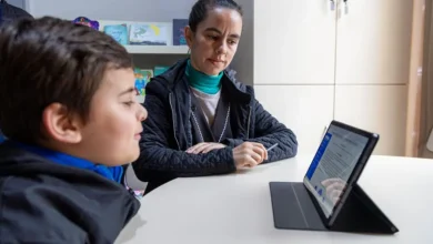 A inteligência artificial (IA) transforma a educação brasileira, mas exige reflexão. O Relatório de Desenvolvimento Humano da ONU destaca o potencial da IA para personalizar o aprendizado, mas alerta para o risco da dependência excessiva. Governos, educadores e famílias precisam colaborar para um uso consciente e estratégico da IA na educação.