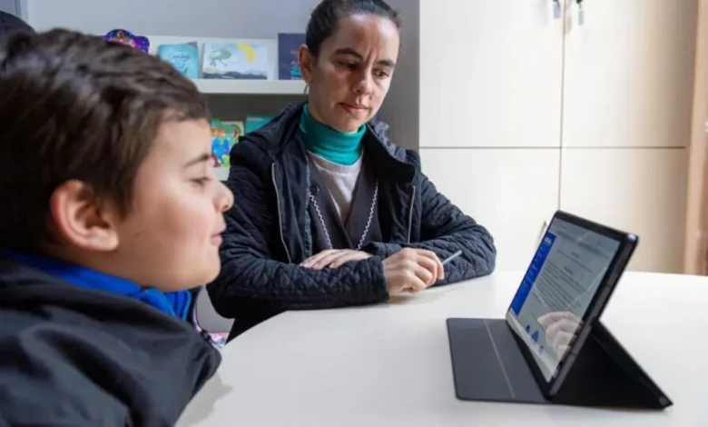 IA na Educação: Potencial e Desafios para o Brasil 1 A inteligência artificial (IA) transforma a educação brasileira, mas exige reflexão. O Relatório de Desenvolvimento Humano da ONU destaca o potencial da IA para personalizar o aprendizado, mas alerta para o risco da dependência excessiva. Governos, educadores e famílias precisam colaborar para um uso consciente e estratégico da IA na educação.