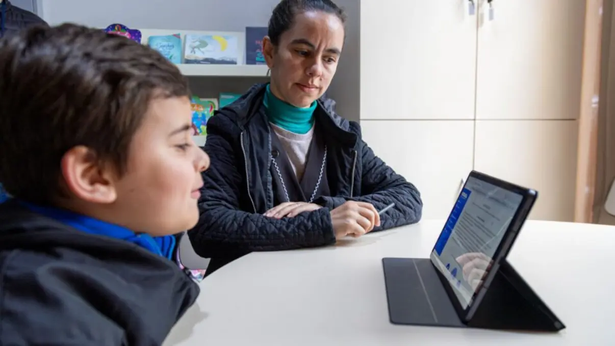 A inteligência artificial (IA) transforma a educação brasileira, mas exige reflexão. O Relatório de Desenvolvimento Humano da ONU destaca o potencial da IA para personalizar o aprendizado, mas alerta para o risco da dependência excessiva. Governos, educadores e famílias precisam colaborar para um uso consciente e estratégico da IA na educação.