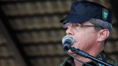 Defesa do general Mário Fernandes pede revogação da prisão preventiva ao STF, argumentando que as mesmas medidas cautelares aplicadas a Bolsonaro devem ser aplicadas a ele.