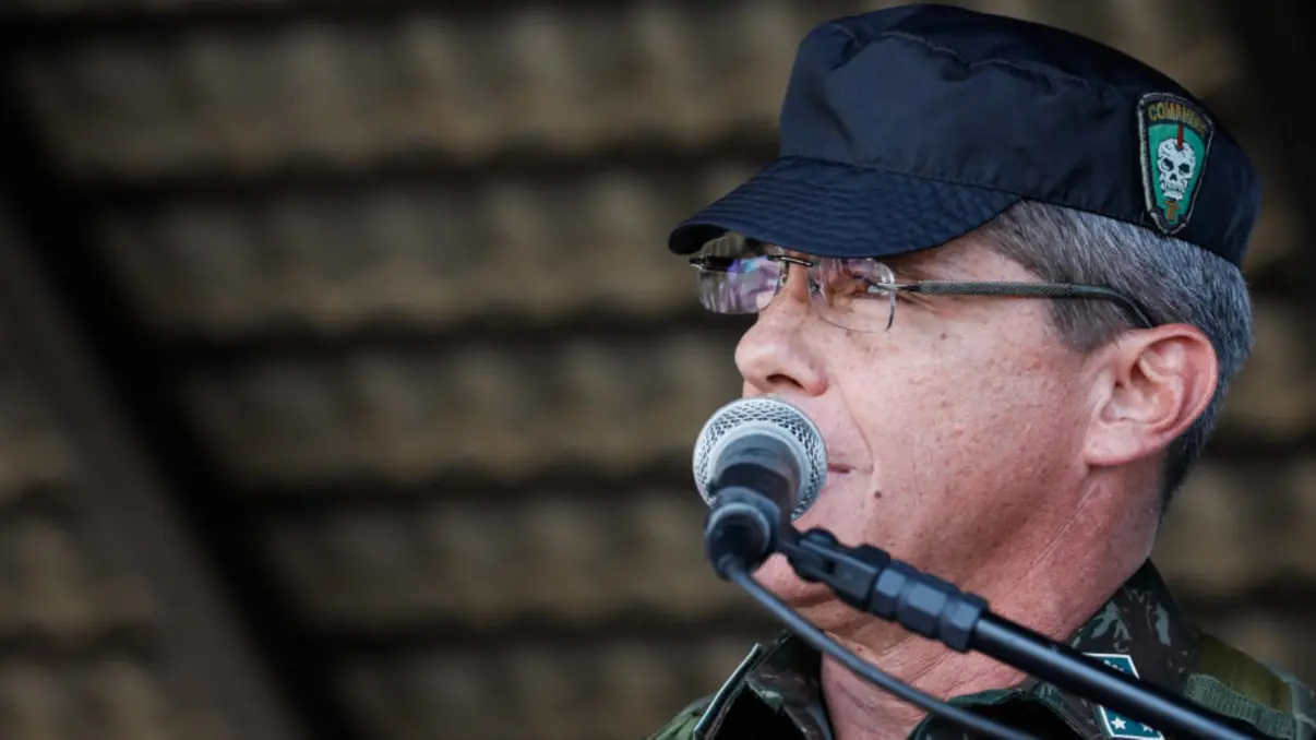 Defesa do general Mário Fernandes pede revogação da prisão preventiva ao STF, argumentando que as mesmas medidas cautelares aplicadas a Bolsonaro devem ser aplicadas a ele.