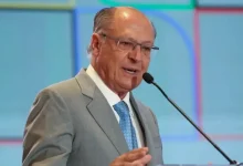 O Brasil, um dos principais produtores e exportadores para os EUA, enfrenta obstáculos comerciais devido à política protecionista do presidente Trump, incluindo a aplicação de uma tarifa de 50% sobre produtos brasileiros exportados.