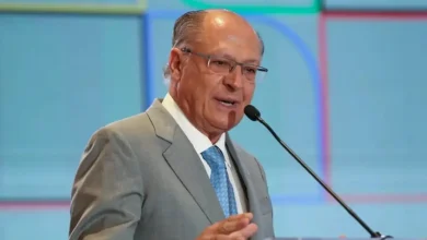 O Brasil, um dos principais produtores e exportadores para os EUA, enfrenta obstáculos comerciais devido à política protecionista do presidente Trump, incluindo a aplicação de uma tarifa de 50% sobre produtos brasileiros exportados.