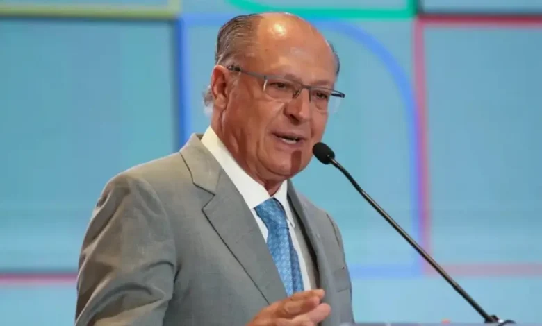 O Brasil, um dos principais produtores e exportadores para os EUA, enfrenta obstáculos comerciais devido à política protecionista do presidente Trump, incluindo a aplicação de uma tarifa de 50% sobre produtos brasileiros exportados.