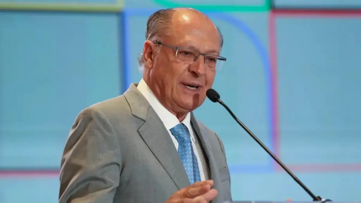 O Brasil, um dos principais produtores e exportadores para os EUA, enfrenta obstáculos comerciais devido à política protecionista do presidente Trump, incluindo a aplicação de uma tarifa de 50% sobre produtos brasileiros exportados.