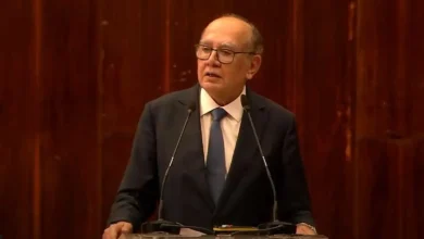 O ministro Gilmar Mendes garante transparência nos gastos do Fórum de Lisboa, apesar de críticas, afirmando que a organização não assume os custos dos convidados e que a participação foi gratuita.